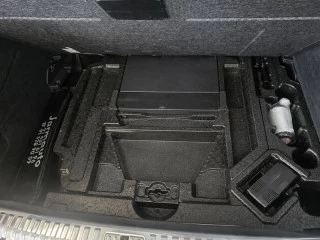 Interior del doble fondo del maletero del Audi Q3 45 TFSI E 180kW S tronic S Line (145 CV).