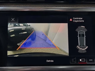 Cuadro digital central con cámara trasera y sensores delanteros y traserosdel Audi Q3 45 TFSI E 180kW S tronic S Line (145 CV).