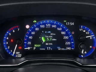 Cuadro de instrumentos con indicación de kilómetros recorridos del Corolla 1.8 122CV ActiveTech.