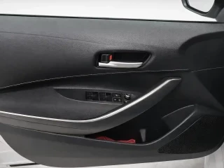 Botones de control en puerta del piloto del Corolla 1.8 122CV ActiveTech.