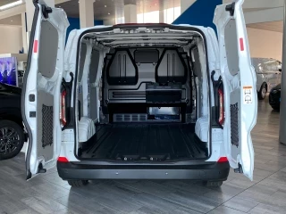 Maletero y zona de carga Ford Transit Custom DC Van BEV nuevo