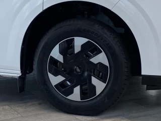 Detalle llanta Ford Transit Custom DC Van BEV nuevo