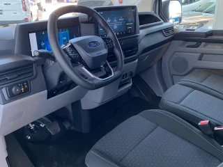 Interior Ford Transit Custom DC Van BEV nuevo – asientos delanteros