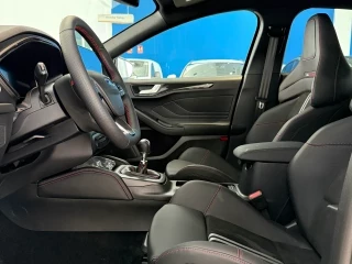 Interior Ford Focus ST Km0 – asientos delanteros deportivos