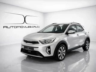 Kia Stonic 1.0 T-GDi 74kW (100CV) MHEV MT Drive visto desde la parte frontal lateral.
