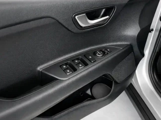 Botones de control en puerta del piloto del Kia Stonic 1.0 T-GDi 74kW (100CV) MHEV MT Drive.