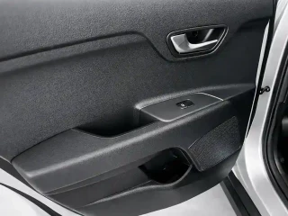 Botones de control en puerta trasera del Kia Stonic 1.0 T-GDi 74kW (100CV) MHEV MT Drive.