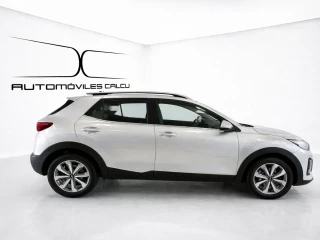 Vista perfil derecho del  Kia Stonic 1.0 T-GDi 74kW (100CV) MHEV MT Drive.