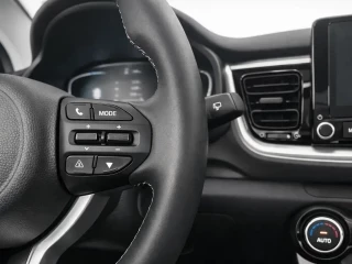 Manos izquierdos del volante multifunción del Kia Stonic 1.0 T-GDi 74kW (100CV) MHEV MT Drive.