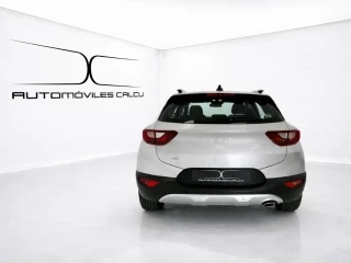 Vista trasera del  Kia Stonic 1.0 T-GDi 74kW (100CV) MHEV MT Drive.
