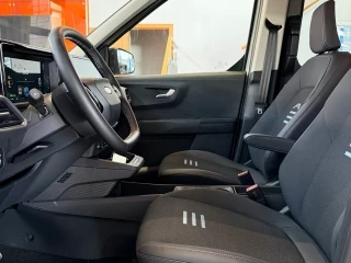Interior Ford Tourneo Courier BEV nuevo Active – asientos delanteros