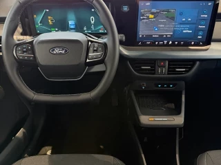 Volante y pantalla juntos Ford Tourneo Courier BEV nuevo Active