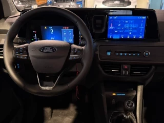 Volante y pantalla central Ford Tourneo Courier Titanium Km0