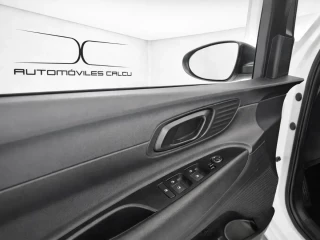 Botones de control en puerta del piloto del Hyundai I20 1.0 TGDI 74kW (100CV) Klass.