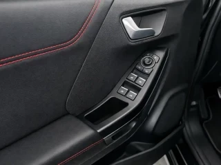 Botones de control en puerta del piloto del Ford Puma 1.0 EcoBoost 125cv ST-Line X MHEV.