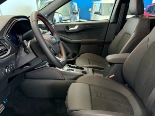Interior Ford Kuga ST-Line X PHEV nuevo – asientos delanteros