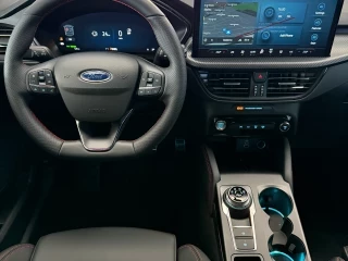 Volante y pantalla central Ford Kuga ST-Line X PHEV nuevo