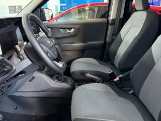 Interior Ford Tourneo Courier Titanium 1.0 EcoBoost Km0 – asientos delanteros