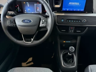 Volante y pantalla central Ford Tourneo Courier Titanium Km0