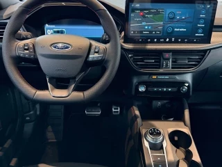 Volante y pantalla central Ford Kuga ST-Line X PHEV nuevo