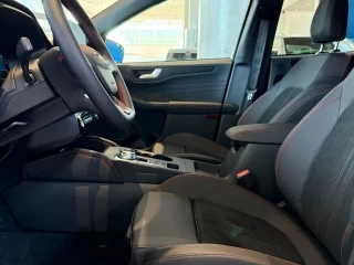 Interior Ford Kuga ST-Line X PHEV nuevo – asientos delanteros