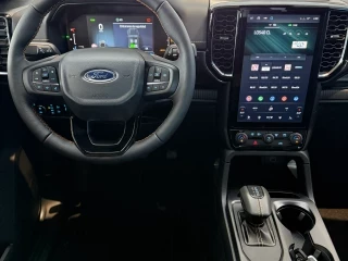 Volante y pantalla central Ford Ranger 2.3 TIVCT PHEV Wildtrak nueva