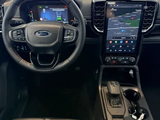 Volante y pantalla central Ford Ranger 2.3 TIVCT PHEV Wildtrak km0