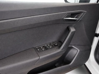 Botones de control en puerta del piloto del Seat Arona 1.0 TSI (115CV) Style XL.