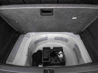 Interior del doble fondo del maletero del Seat Arona 1.0 TSI (115CV) Style XL.