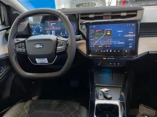 Volante y pantalla central Ford Puma Gen-E Premium 43kWh eléctrico Nuevo