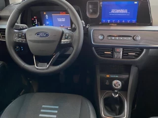 Vista interior Ford Tourneo Courier Active Km0 – volante y pantalla juntos