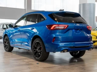 Ford Kuga ST-Line X PHEV nuevo – vista trasera izquierda