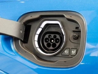Detalle enchufe de carga Ford Kuga ST-Line X PHEV 178kW nuevo
