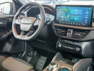 Volante y pantalla central Ford Kuga ST-Line X PHEV nuevo