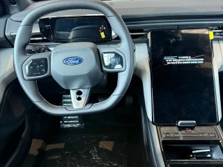 Volante y pantalla central Ford Capri Select R. Extendido RWD nuevo