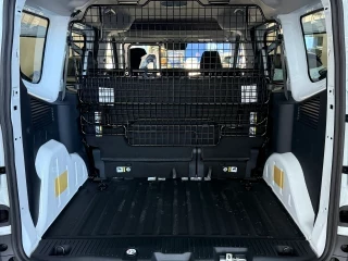 Zona de carga y acceso trasero con los asientos traseros abiertos Ford Transit Courier Kombi Trend nuevo