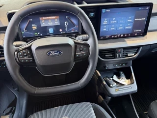 Volante y pantalla juntos Ford Transit Courier Van BEV nuevo