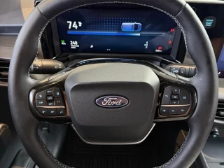 Volante multifunción Ford Transit Courier Van BEV nuevo