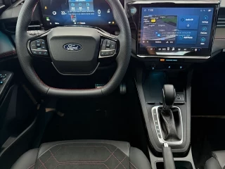 Volante y pantalla central Ford Puma ST-Line X MHEV Auto Km0