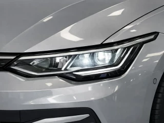 Vista del faro delantero del Volkswagen Golf Más 2.0 TDI 85kW (115CV).