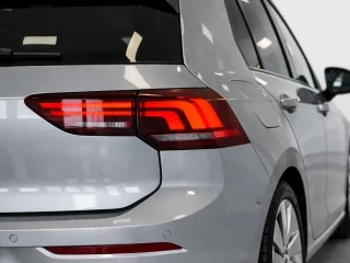 Vista del faro trasero del Volkswagen Golf Más 2.0 TDI 85kW (115CV).
