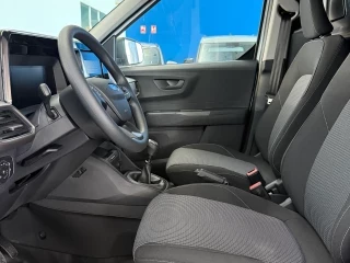 Interior Ford Transit Courier Van Trend nuevo – asientos delanteros