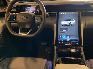 Volante y pantalla central Ford Explorer EV Premium 77kWh Km0