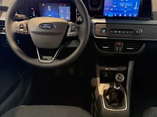 Volante y pantalla central Ford Tourneo Courier Active nuevo
