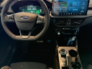 Volante y pantalla central Ford Kuga ST-Line X PHEV nuevo