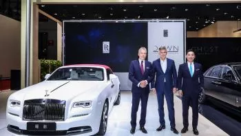 Rolls Royce presenta dos nuevas versiones del Dawn y el Wraith en el Salón de Shanghai