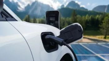 ¿Es posible cargar un coche eléctrico con placas solares?