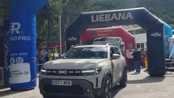 Dacia Vidal de la Peña presenta el nuevo Dacia Duster en el evento deportivo Km Vertical de Fuente Dé