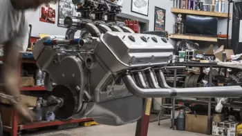 La reconstrucción de un motor Chrysler Hemi V8,  poesía de ocho cilindros