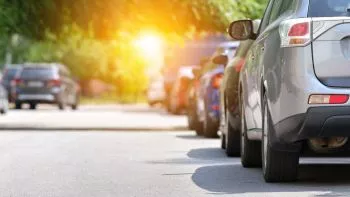 Enfriar el coche: ¿Cómo reducir la temperatura cuando está aparcado al sol?